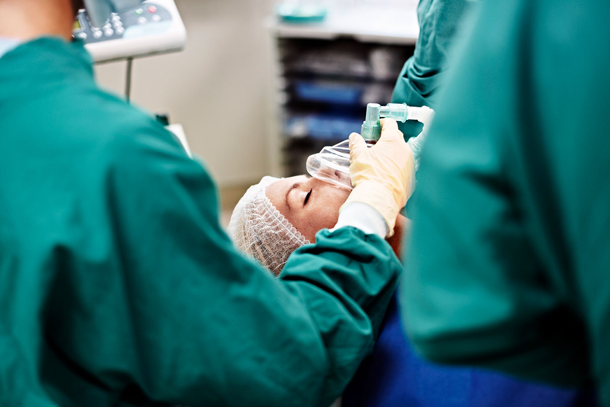 Medici specialisti di centro diagnostico ostiense che stanno facendo l'anestesia al paziente Medici specialisti di centro diagnostico ostiense che stanno facendo l'anestesia al paziente
