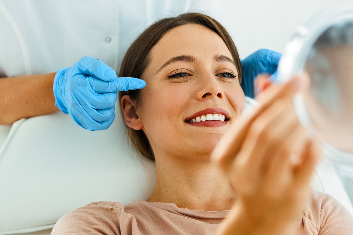Donna che sorride dopo un trattamento facciale - centro diagnostico ostiense