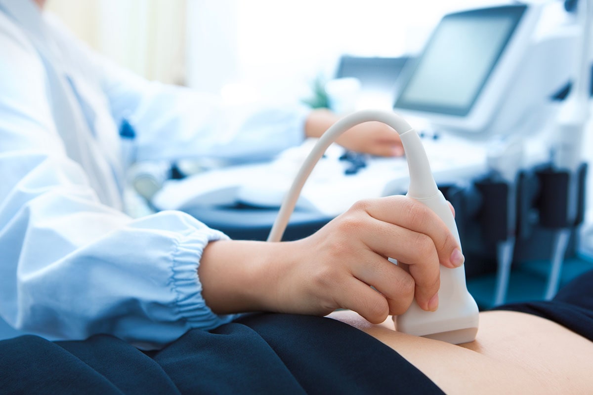Medico centro diagnostico ostiense che fa l'esame ultrasuono alla donna