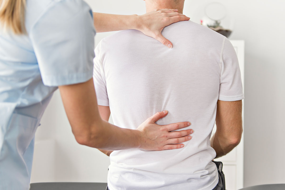 Medico del centro diagnostico ostiense che sta facendo fare esercizi di fisioterapia al paziente
