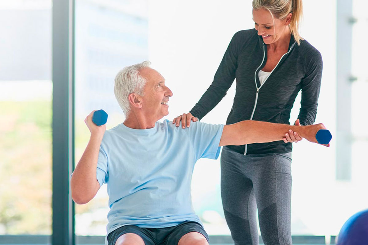 Anziano che sta svolgendo esercizi di fisioterapia - centro diagnostico ostiense