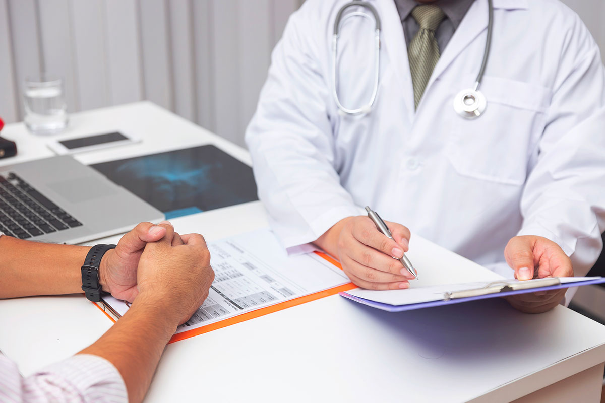 Medico del centro diagnostico ostiense che parla con il paziente