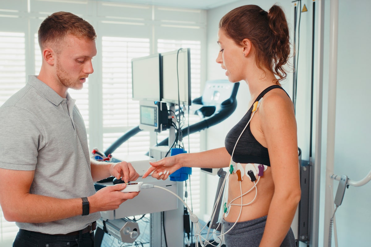 Medico centro diagnostico ostiense che monitora attività fisica del paziente