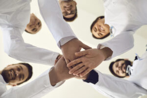 Dottori che si tengono la mano - centro diagnostico ostiense